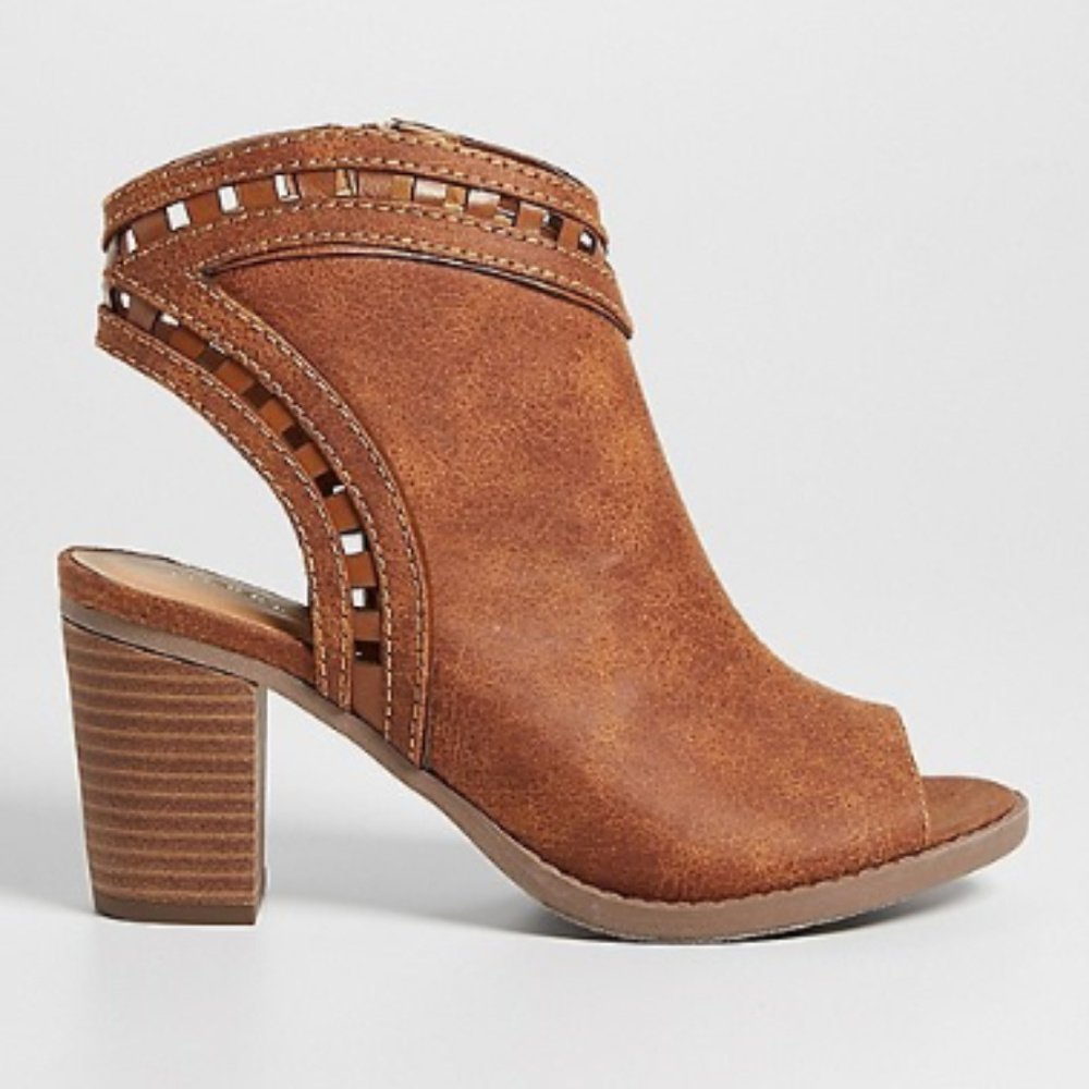 NWOT Maurices Glenda Western Style Cutout Heel